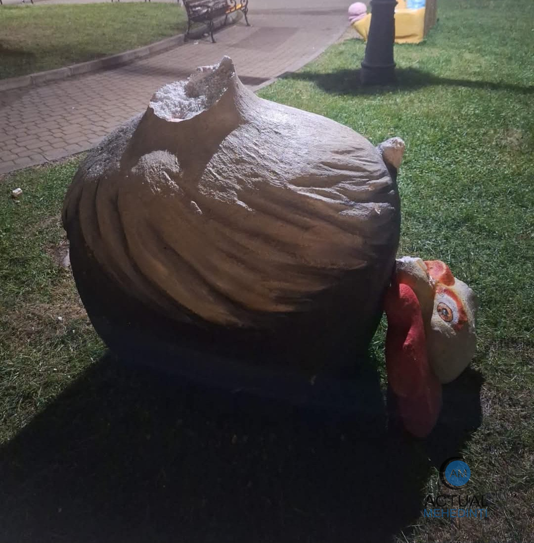 Ornamente de Paște, din Parcul Central, distruse de doi copii!