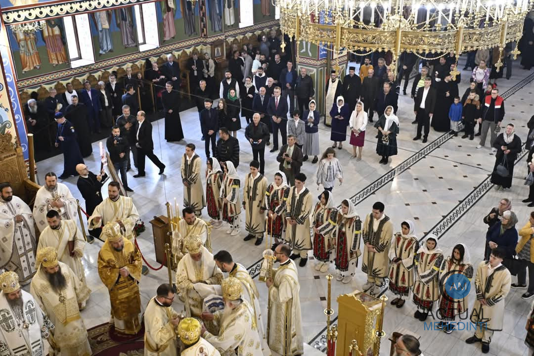 Sute de credincioși au participat la hramul Catedralei Episcopale din Severin.