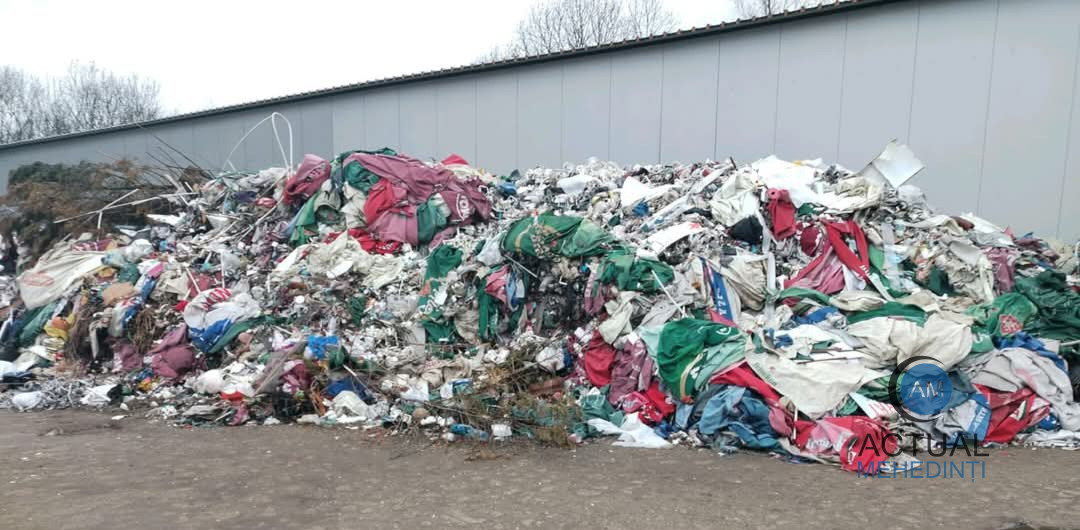 Amendă de 50.000 lei, aplicată unui operator economic care nu a colectat separat deșeurile! Gunoi menajer, descoperit în același loc cu materiale de construcții!