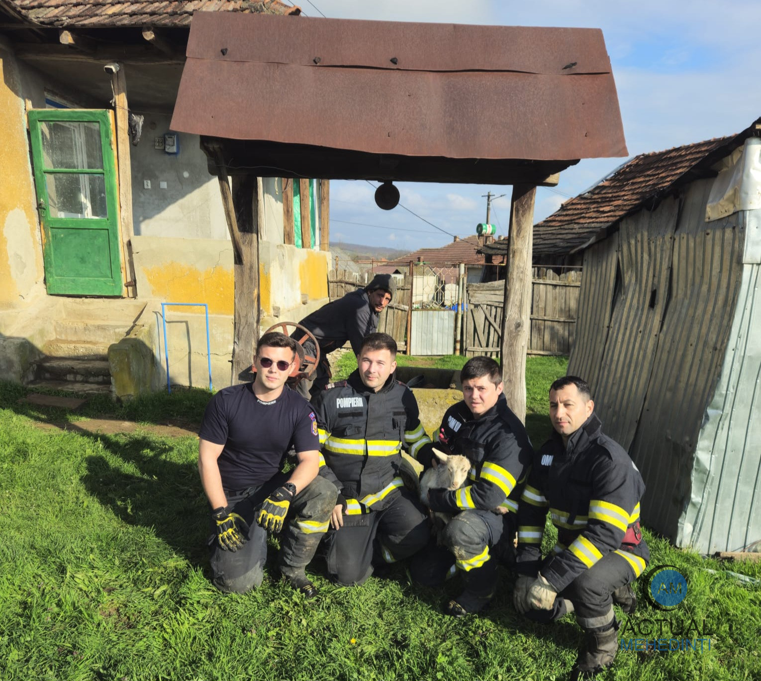 Doi blănoși, salvați de pompieri, din fântână!