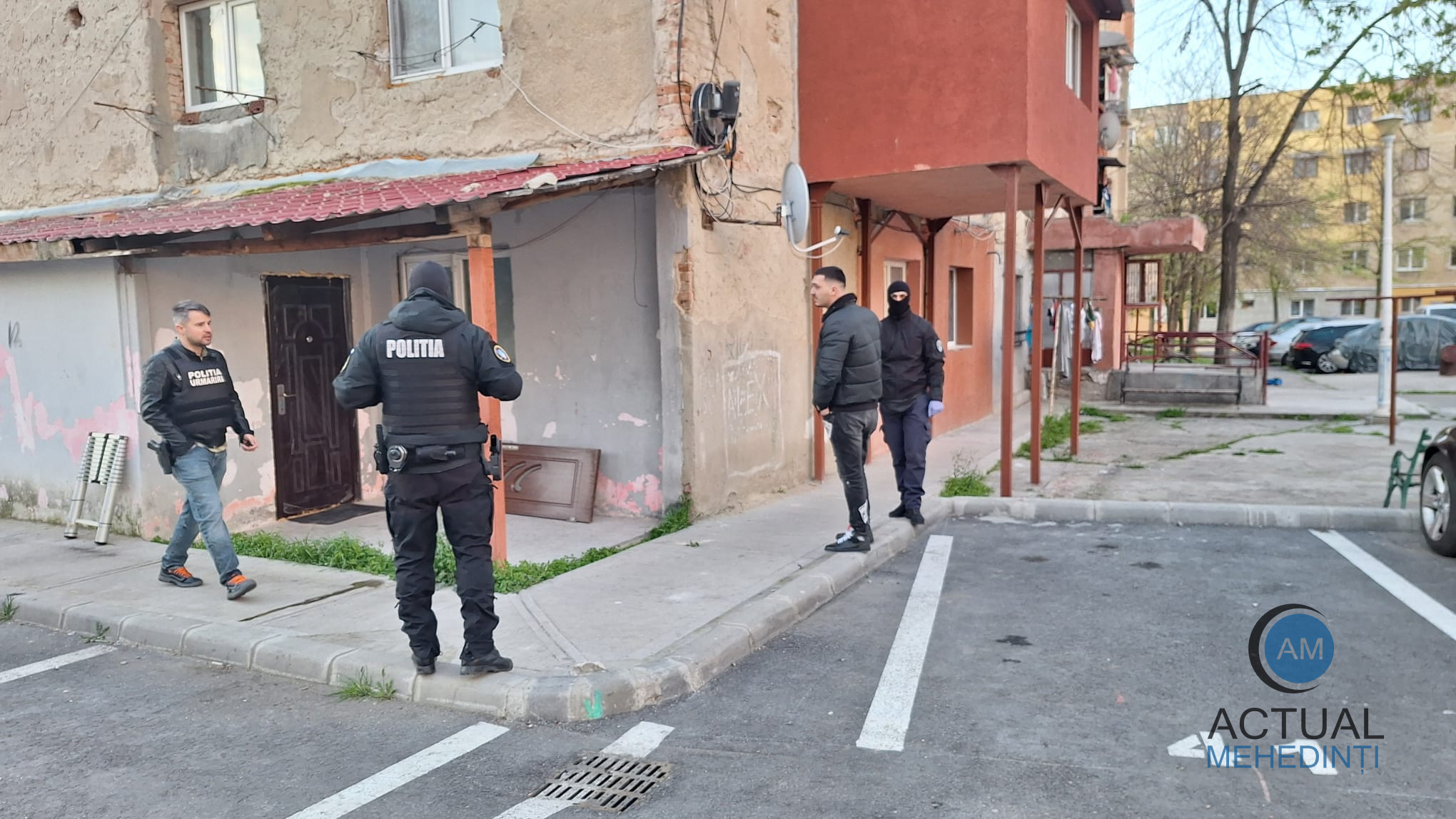 Au săltat din stradă mai multe persoane și le-au luat banii. Printre bănuiți, doi minori aflați în grija DGASPC!