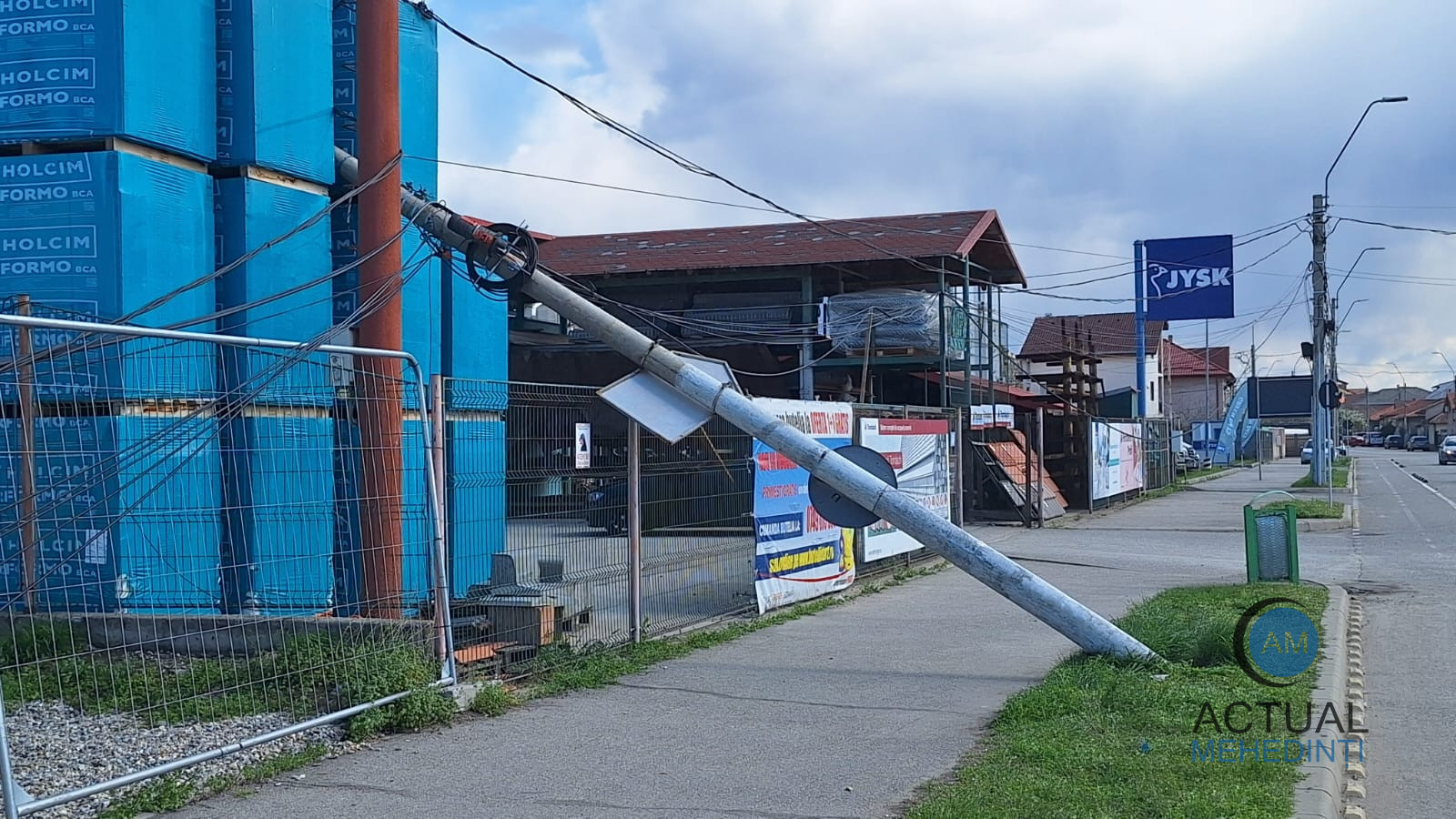 Stâlpi de electricitate, doborâți de vânt, în Severin! Pericol pentru circulație!