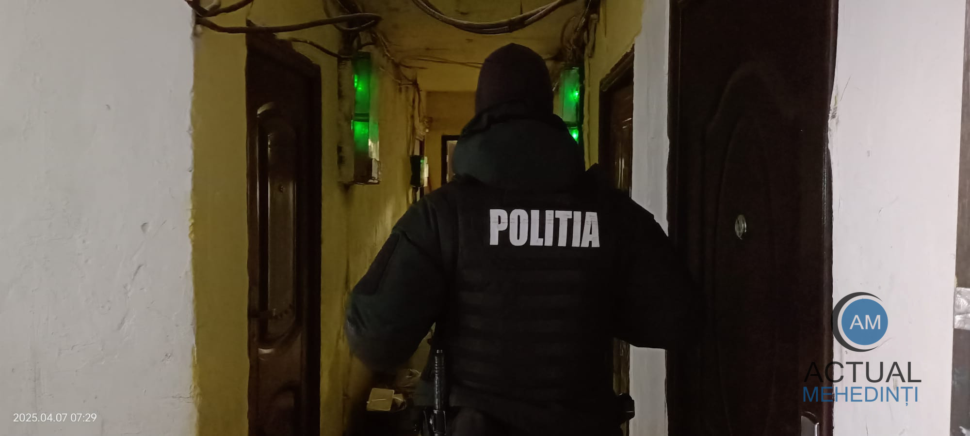 Tinerii ridicați de poliție își loveau victimele, după care le luau bunurile de valoare.
