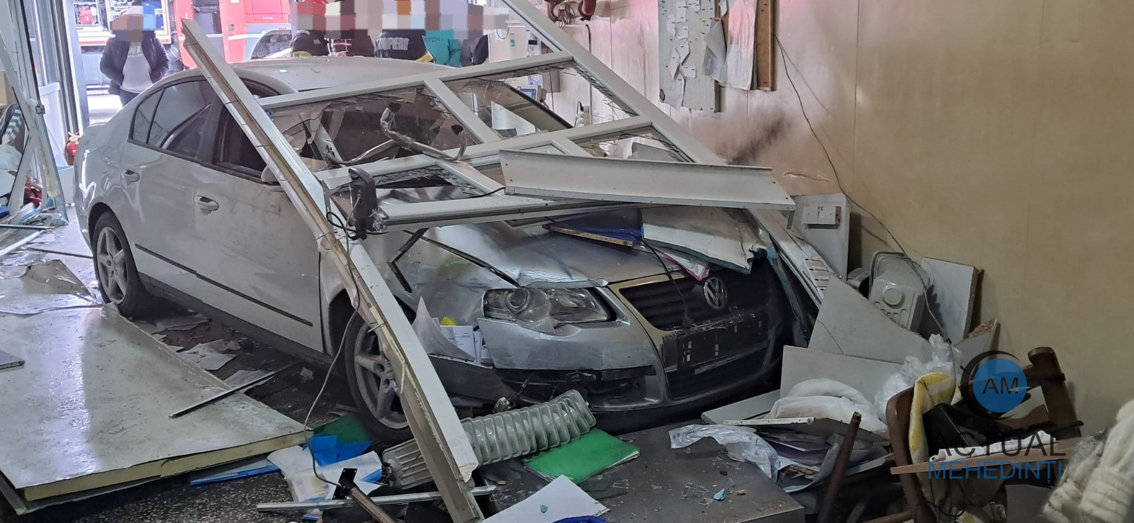 Arestat, după ce a provocat un accident, fiind băut. A lovit 4 persoane și a intrat în zidul unei societăți.