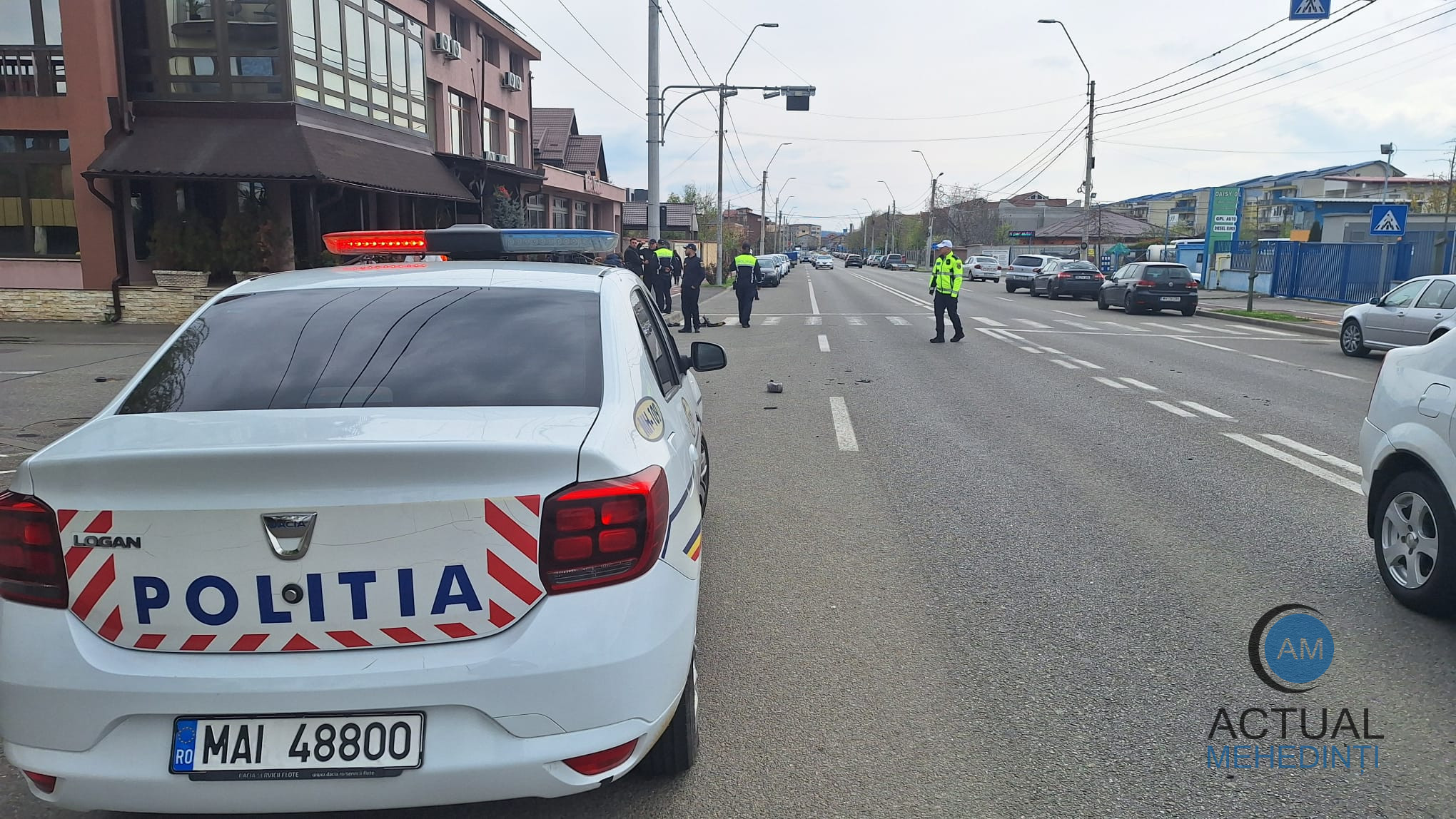 Poliția Rutieră: adolescentul rănit în accident a traversat regulamentar, pe lângă trotinetă. Șoferul nu a acordat prioritate.