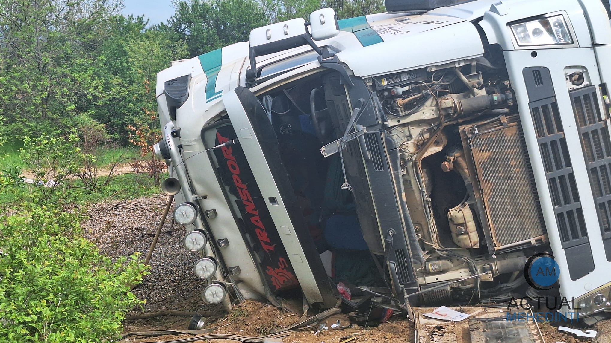 Accident produs pe DN 56B: autotren răsturnat în afara părții carosabile!