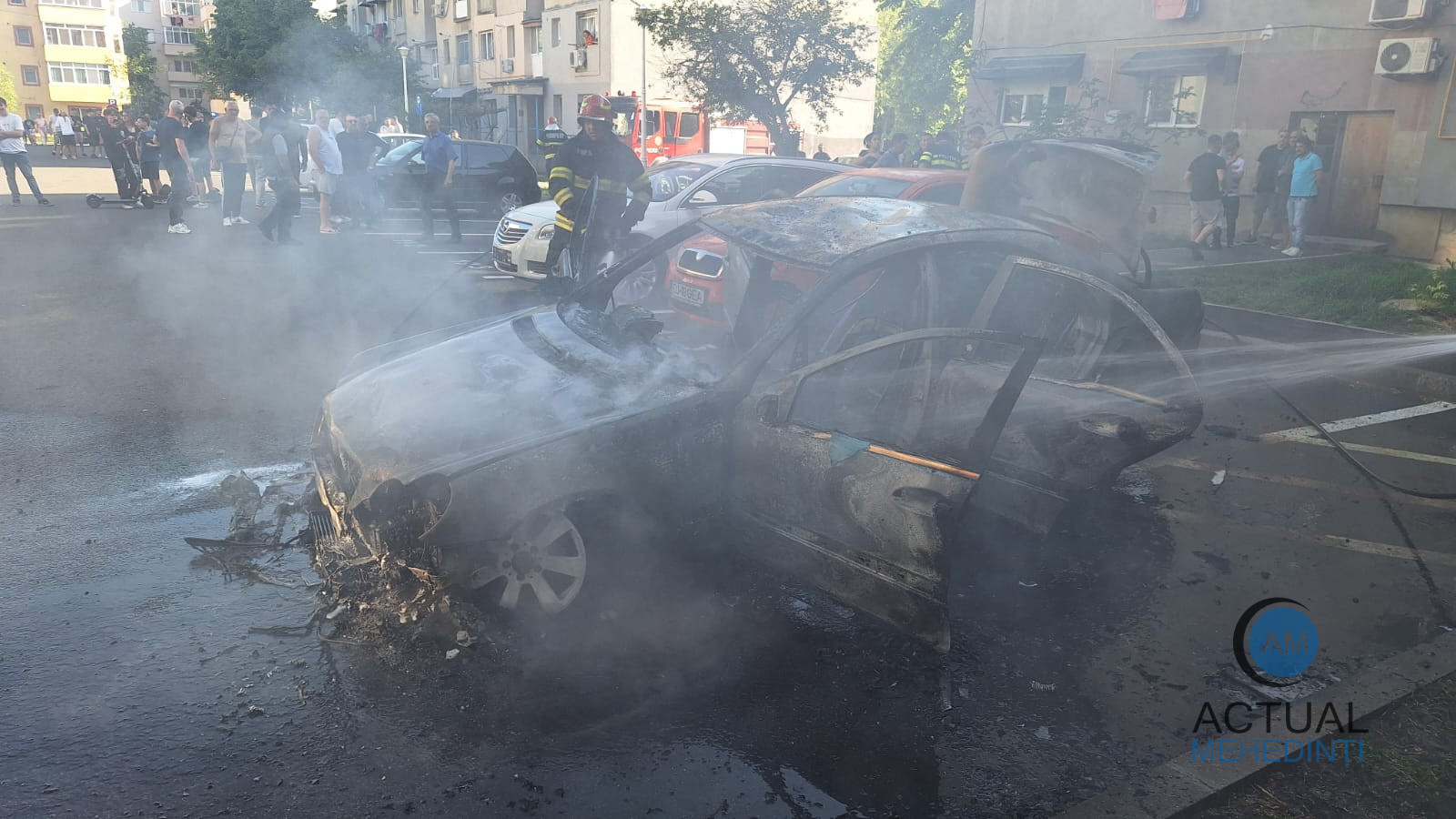 Incendiu la un autoturism parcat! Mașina a ars complet.