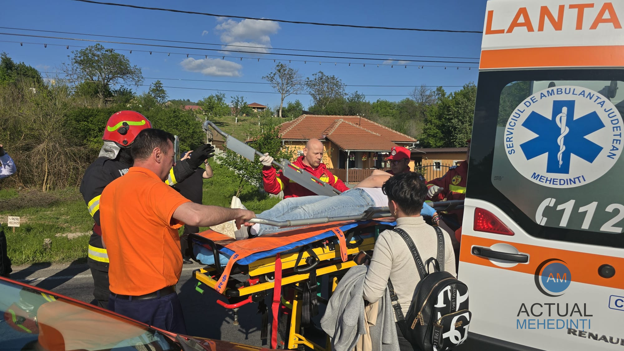 Accident în lanț, produs pe DN 56A, între două autoturisme și două autotrenuri!