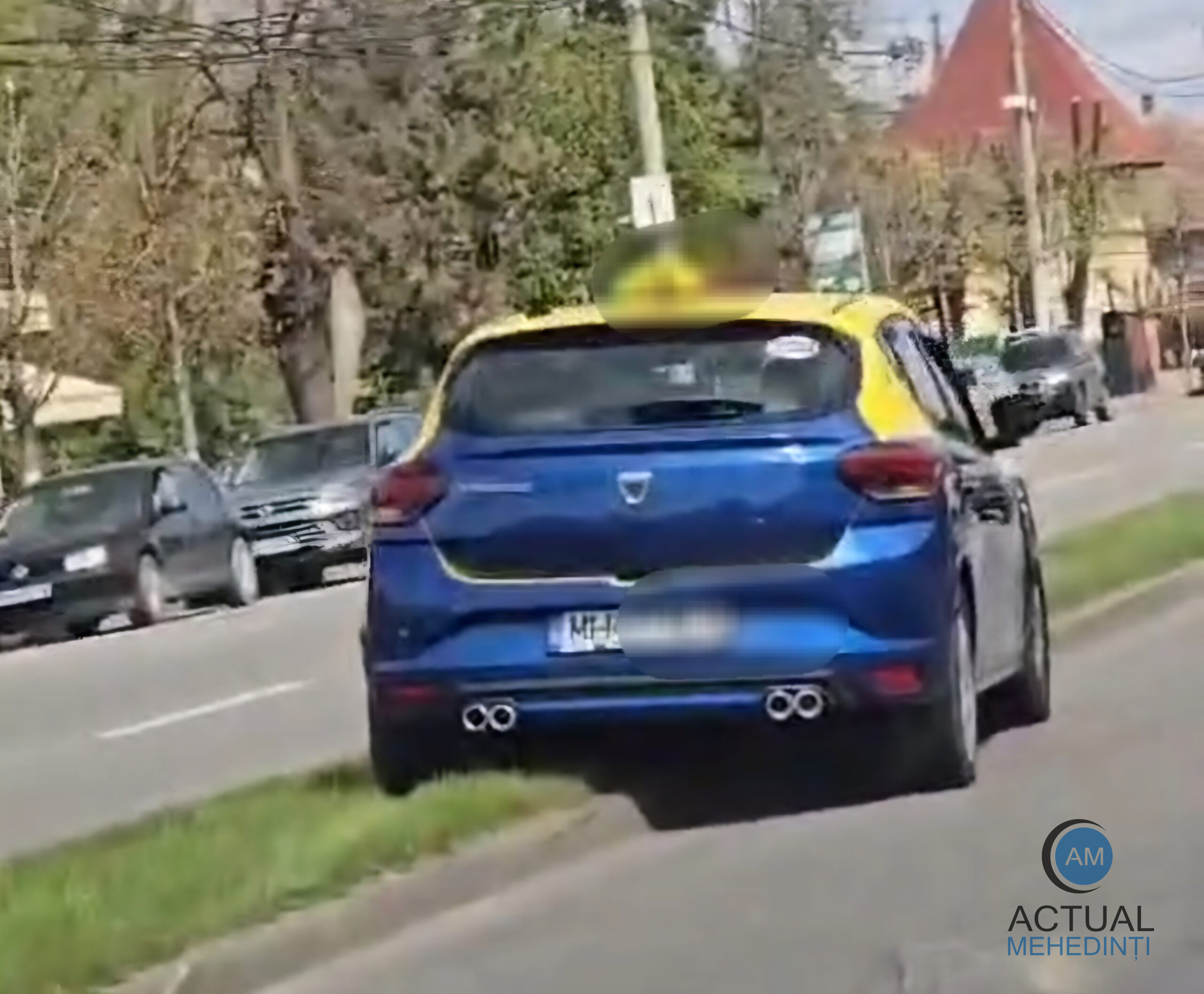 Mașină de taxi, surprinsă pe un scuar de pe bulevardul Tudor Vladimirescu!