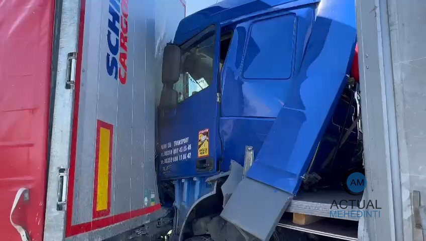 Carambol cu trei autotrenuri, produs din cauza nerespectării distanței în mers!