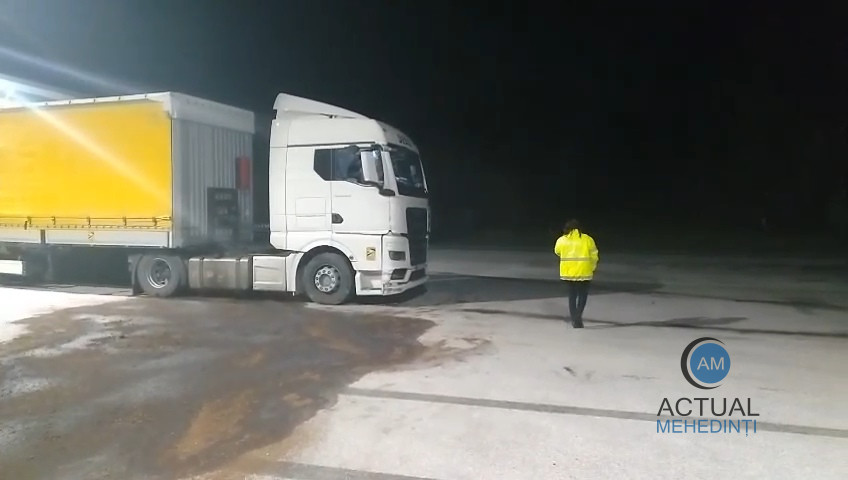 Poluare, cu peste 650 de litri de motorină, pe străzile Severinului! Combustibilul provine de la un autotren.
