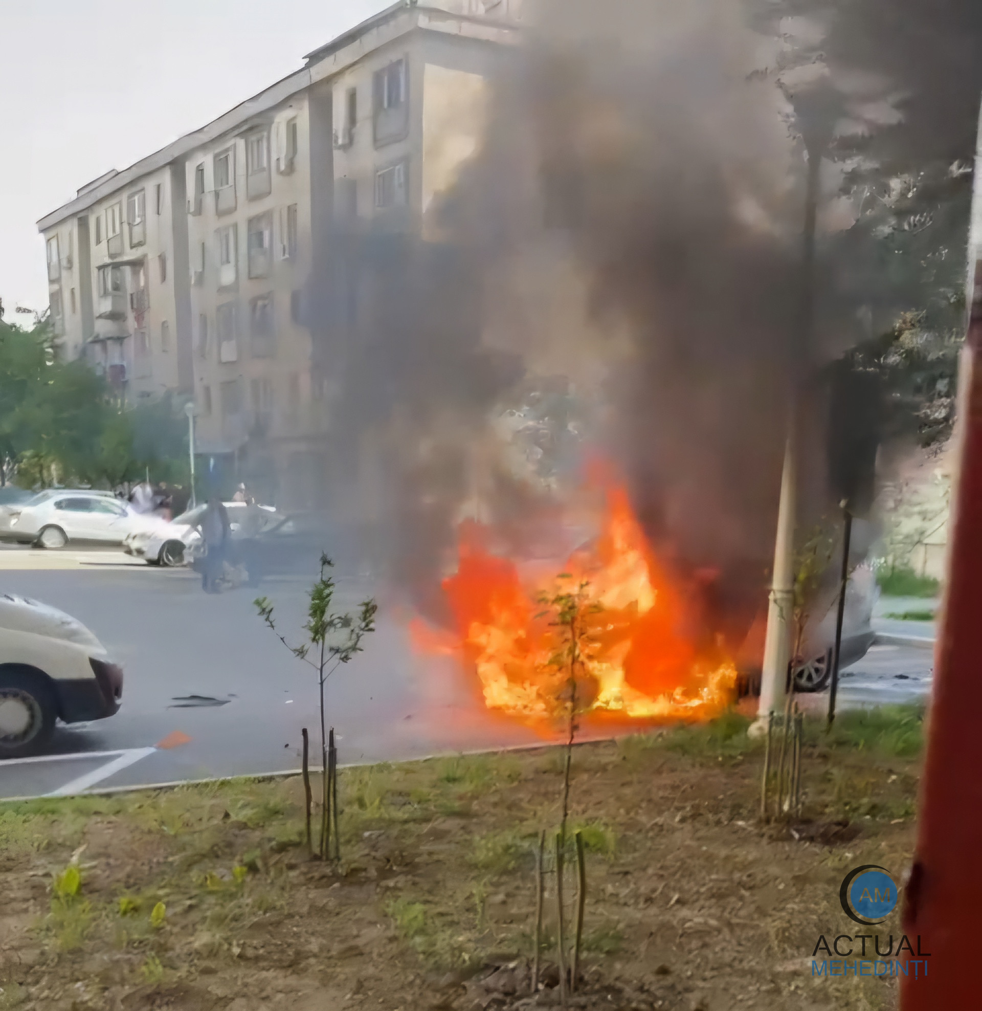 Proprietarul mașinii arse a ajuns la spital cu arsuri: a încercat să deplaseze autoturismul din parcare. Alimentase cu benzină în loc de motorină.