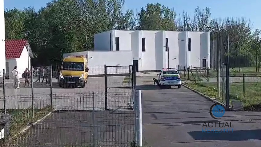 Incident produs la o școală din județ: un profesor a căzut de pe acoperișul sălii de sport.