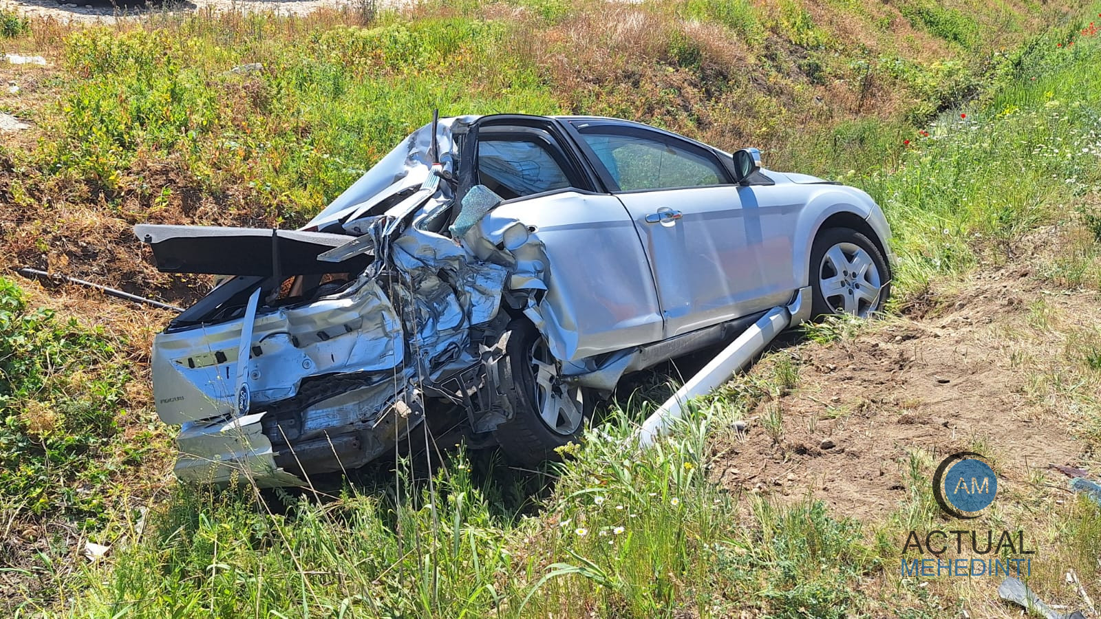 Accident produs pe centura Severinului! O mașină a fost aruncată în șanț. O victimă încarcerată!