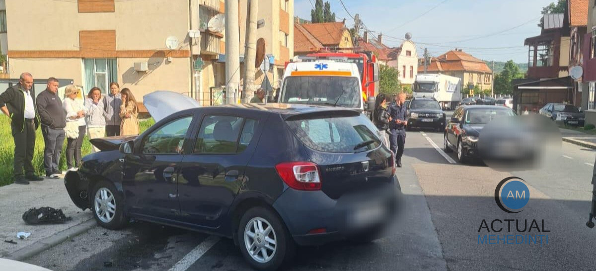Accident în Topleț: mașină înmatriculată în Mehedinți, implicată!