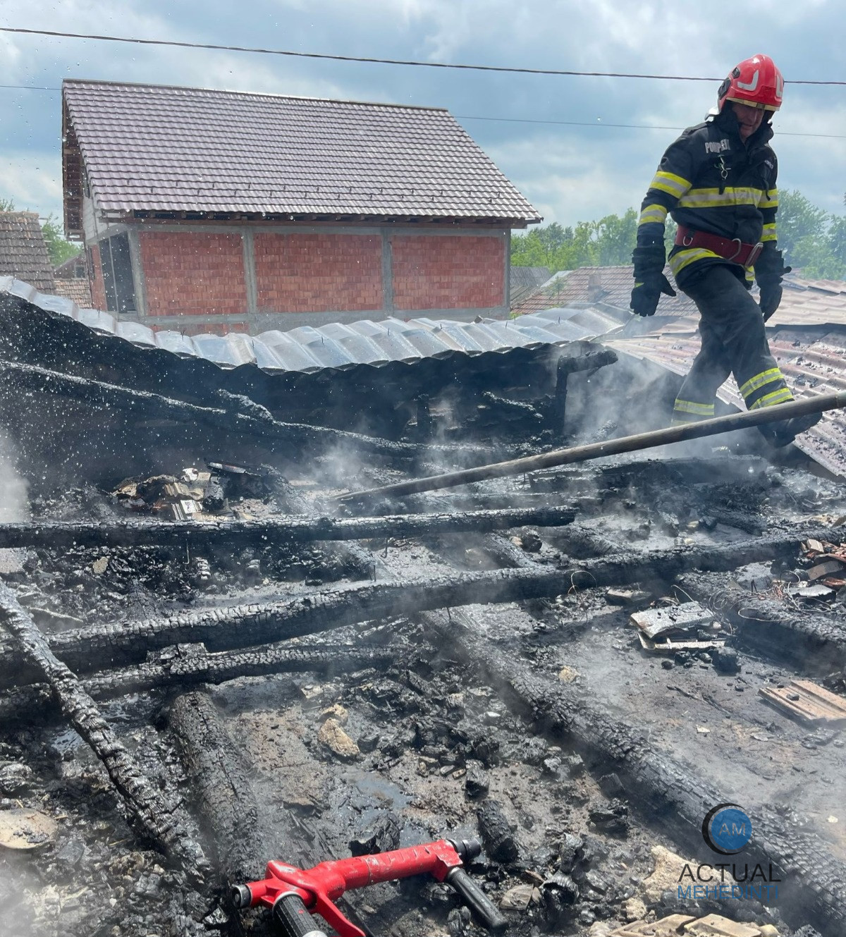 Acoperișul unei case, făcut scrum din cauza unui aparat de gătit, lăsat nesupravegheat!