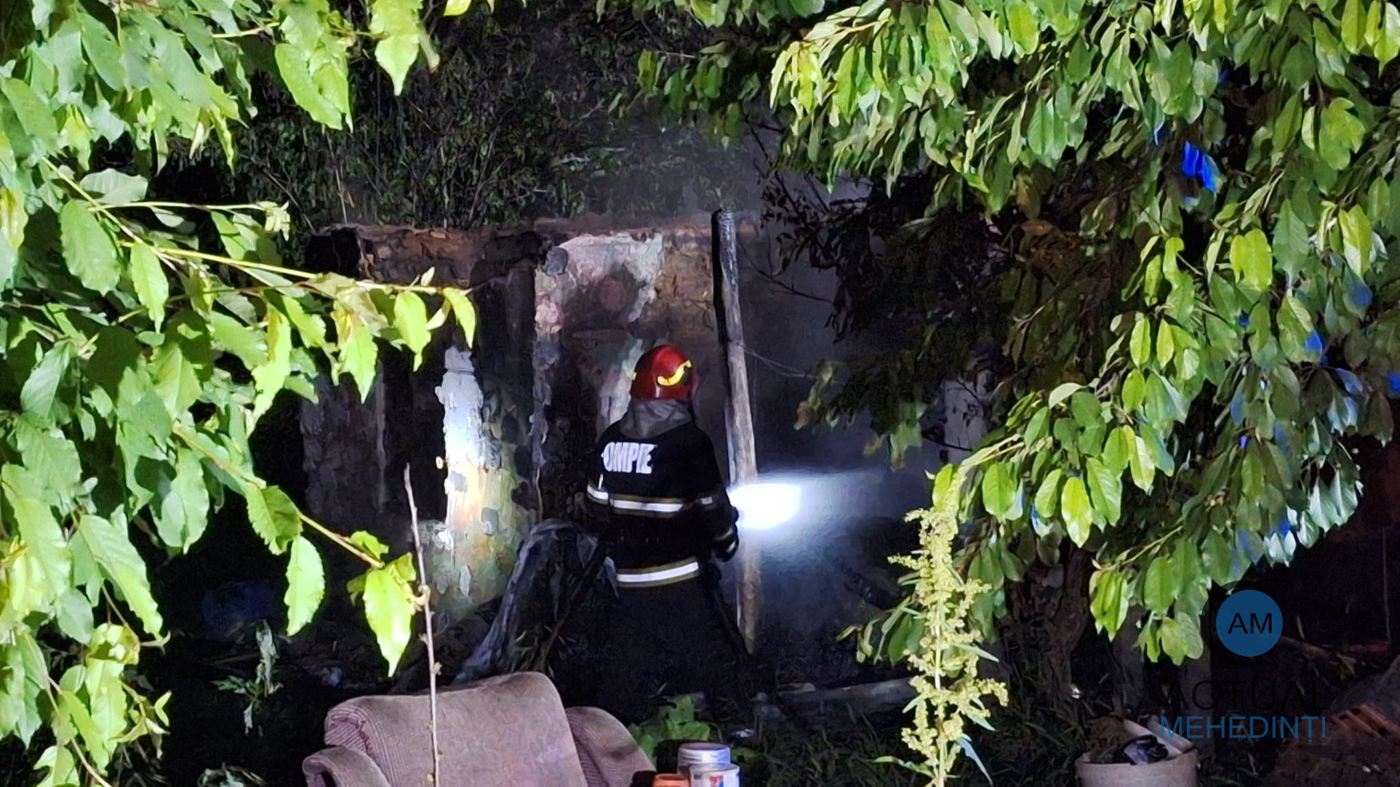 Casă cuprinsă de flăcări; proprietarul găsit carbonizat! Flăcările ar fi pornit de la o lumânare lăsată aprinsă.