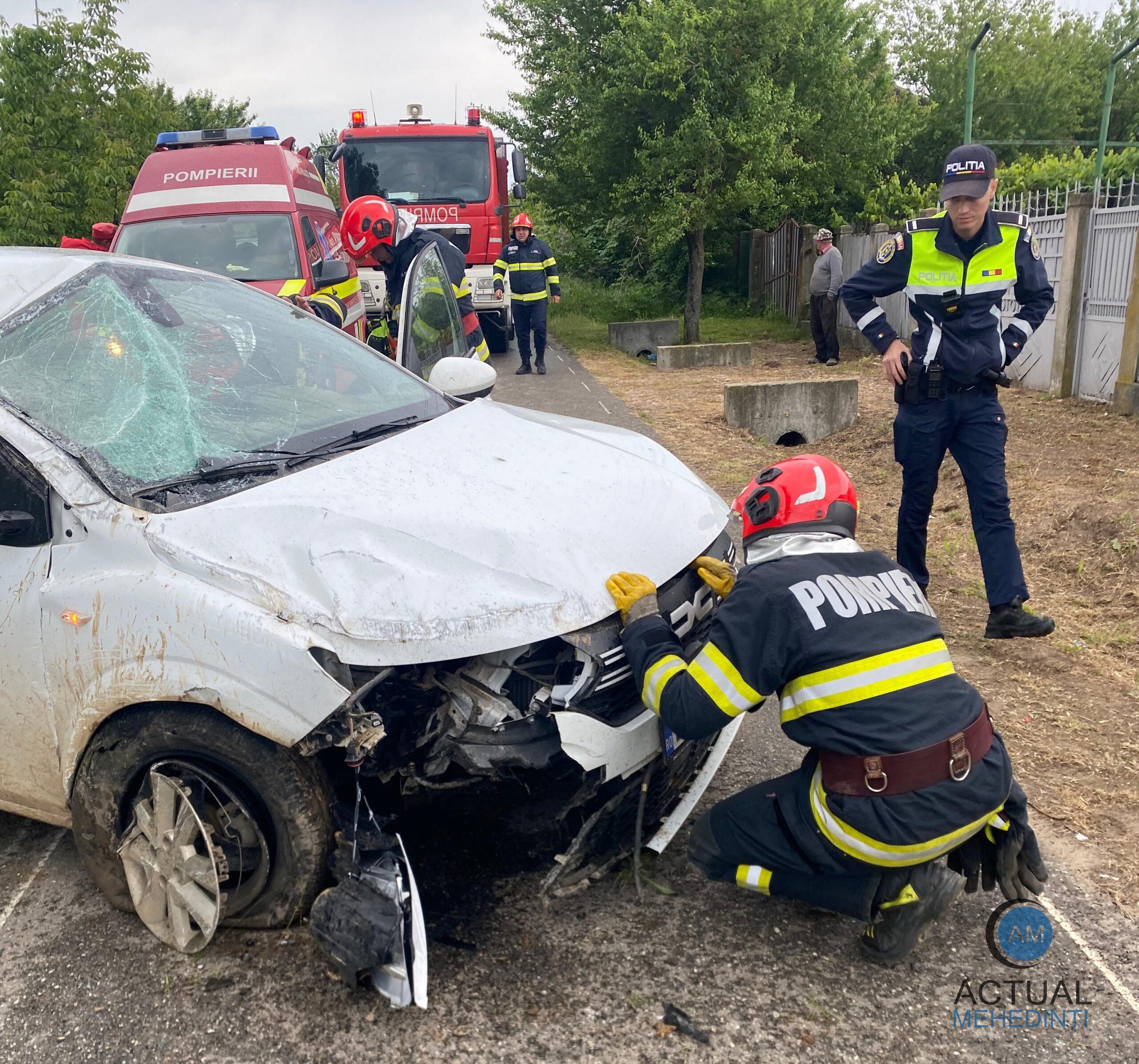 Accident, pe DJ 565! A lovit un cap de pod și s-a răsturnat cu autoturismul.
