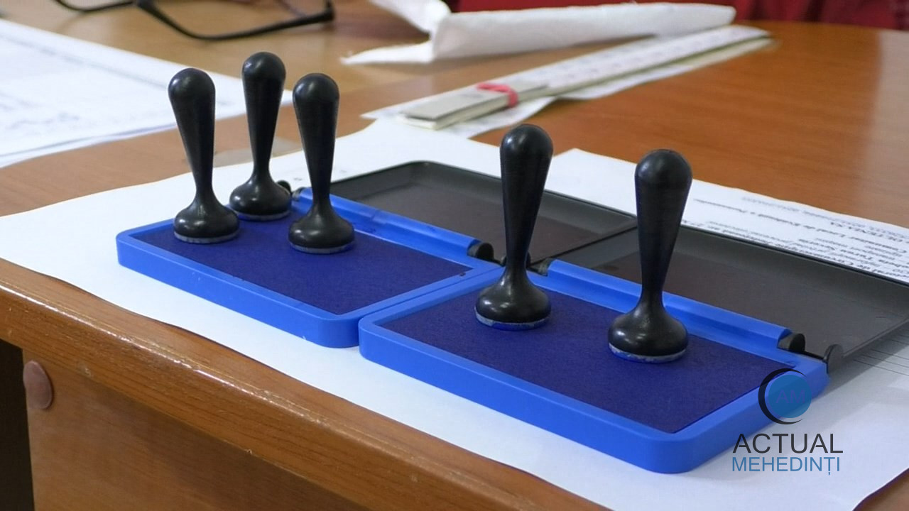 Peste 52% dintre mehedințeni au ieșit la vot.