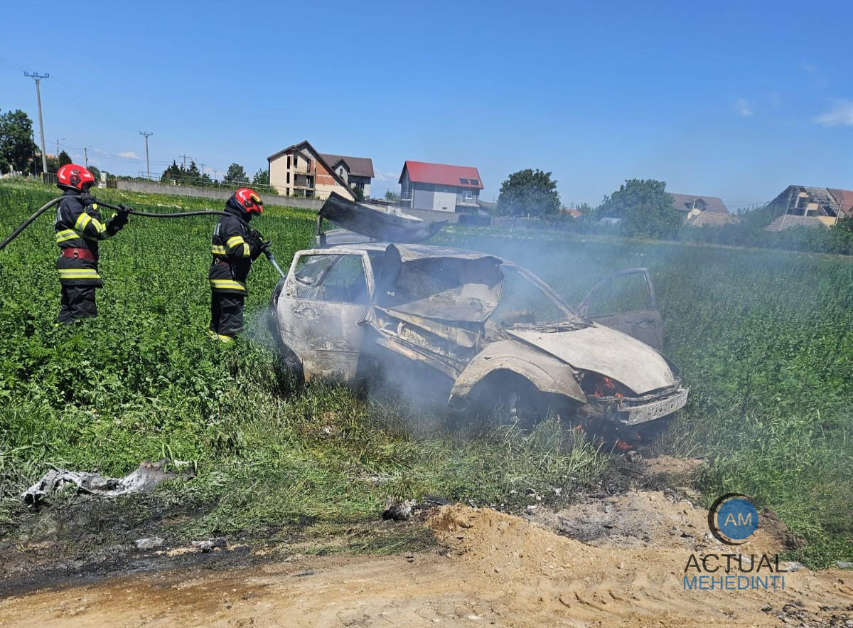 O mașină a ars ca o torță din cauza unui cablu electric defect.