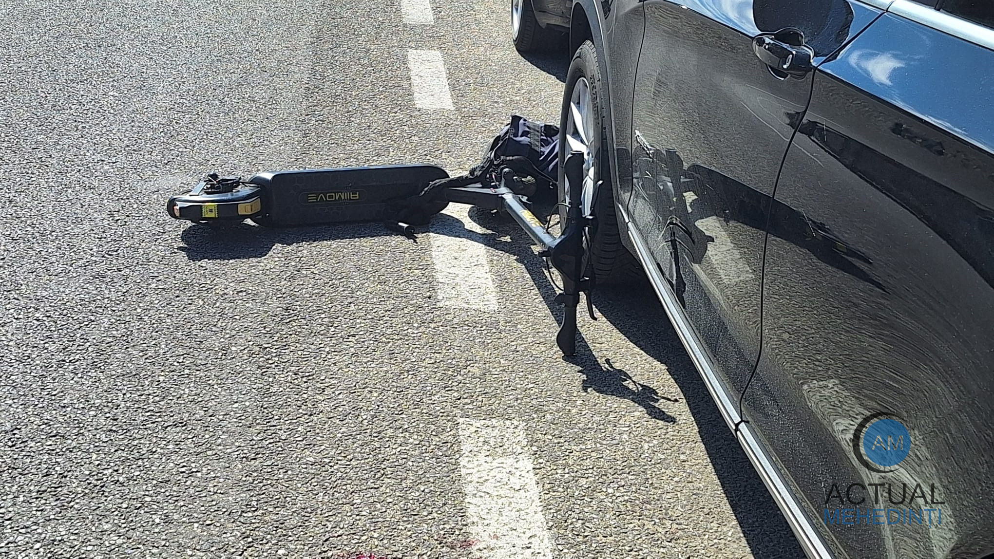 Accident în Severin: băut bine, a pierdut controlul asupra trotinetei și a lovit o mașină parcată.