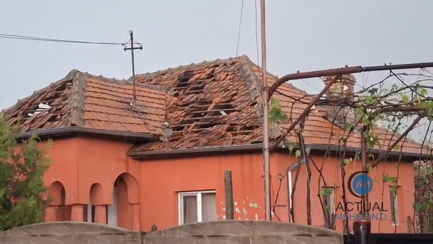 Grindina a distrus mai multe acoperișuri și recolte în comuna Burila Mare.