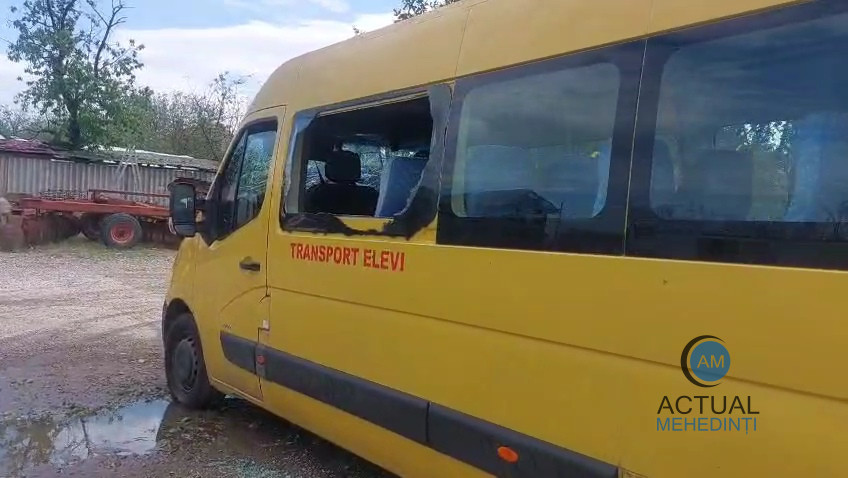 Microbuzul școlar și mașina primăriei Burila Mare, distruse de grindină!