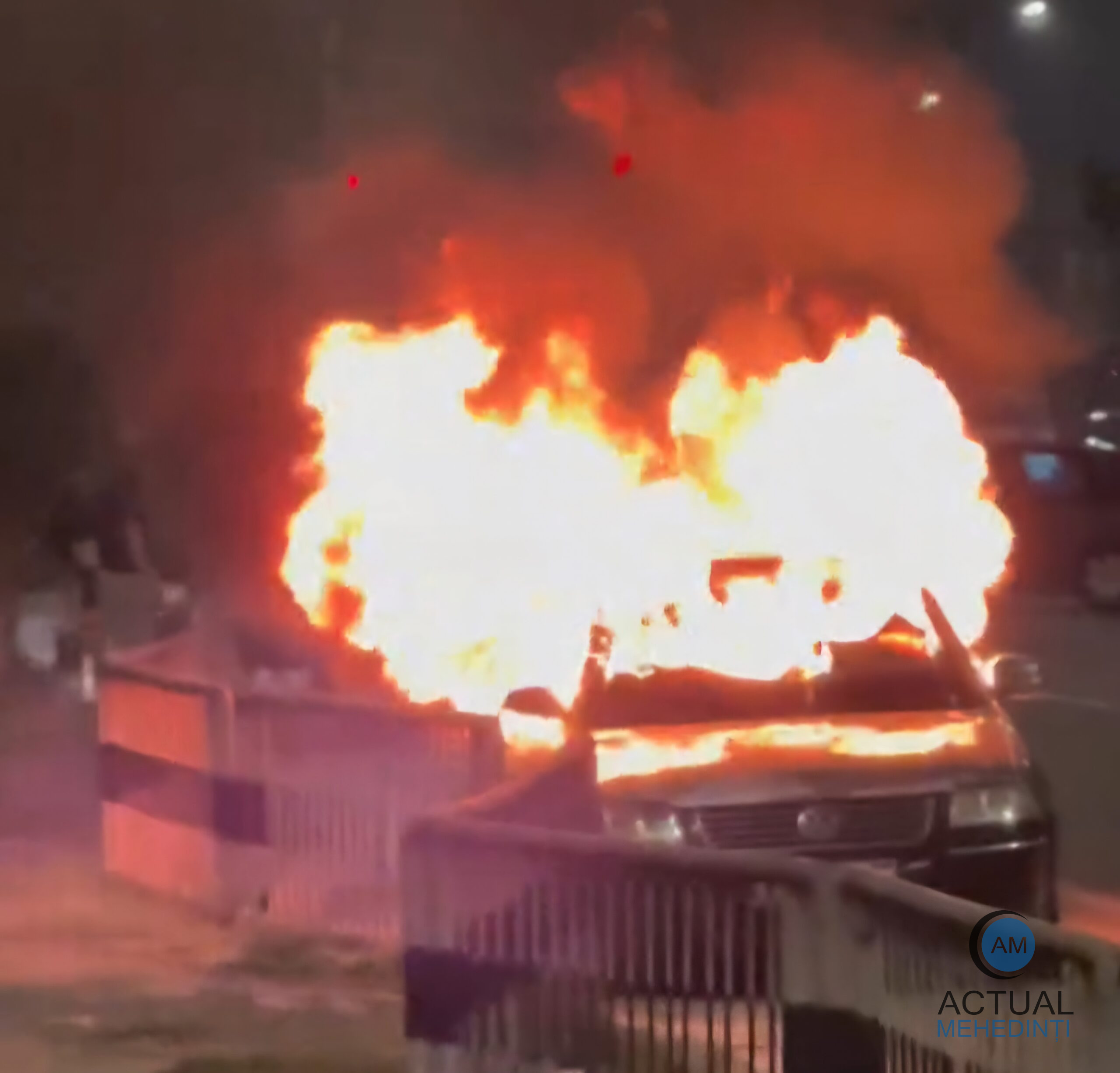 Mașina, care a luat foc în Strehaia, avea montat alt număr de înmatriculare decât cel atribuit.