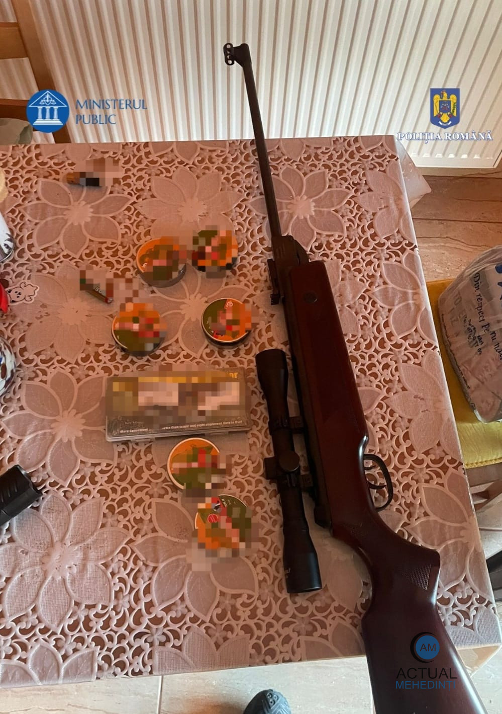Rezultatele perchezițiilor: două arme neletale și aproape 3.000 de diaboluri metalice, ridicate de polițiști!