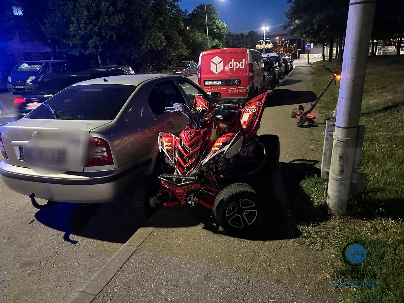Accident în Severin: șoferul unui ATV a lovit două mașini parcate.