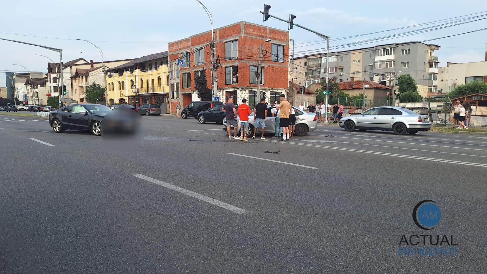 Accident cu pagube însemnate, produs într-o intersecție semaforizată!