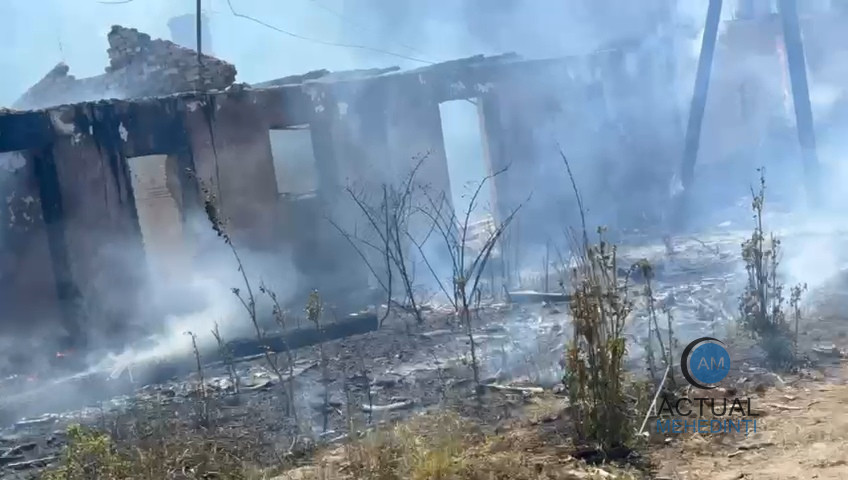 Fosta unitate militară din Vânju Mare, cuprinsă de flăcări! Incendiul a mistuit acoperișurile a trei clădiri.