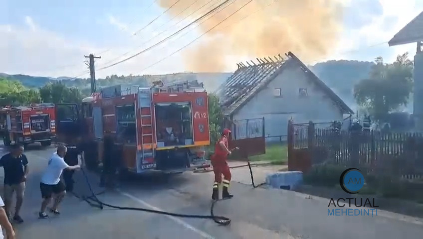Casă din Ponoarele, în flăcări! Doi jandarmi aflați în timpul liber au intervenit alături de pompieri.