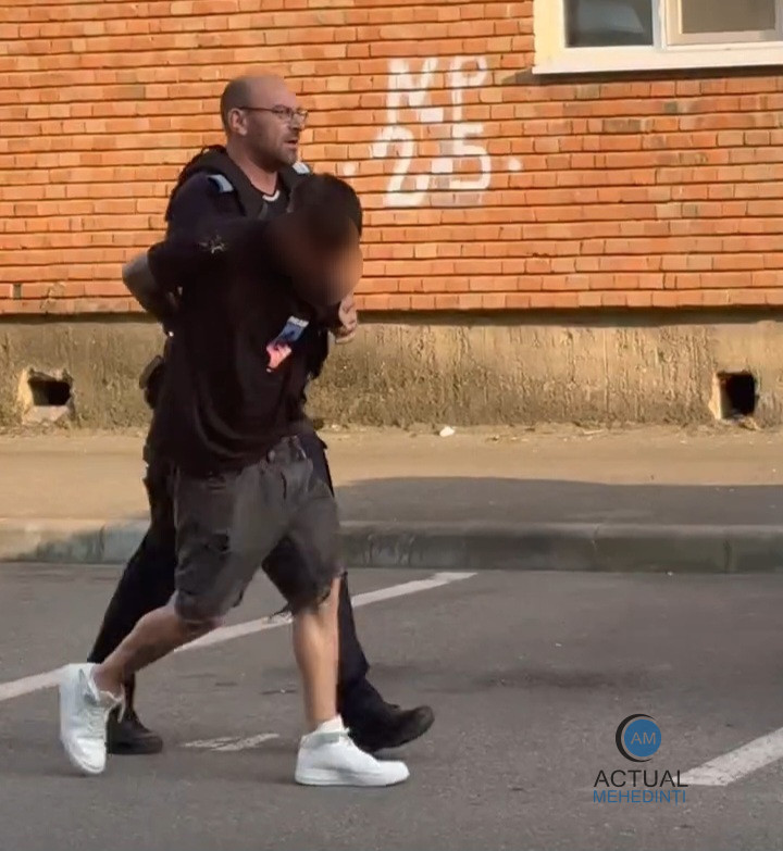 Încătușat de poliție, după ce a aruncat cu baloane umplute cu bere într-o cameră de supraveghere!