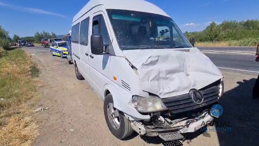 Microbuz și autocamion înmatriculate în Mehedinți, accident în Caraș-Severin!