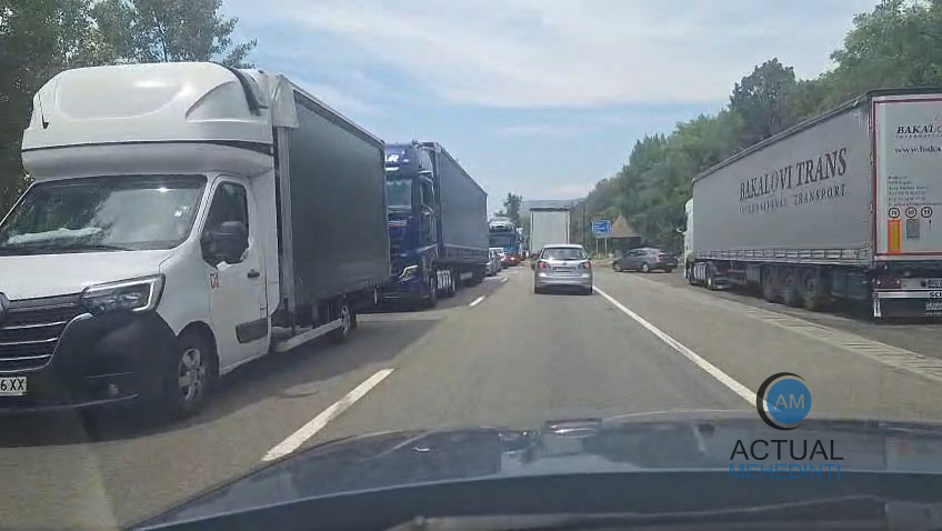 Unde-i lege, e și tocmeală: restricțiile de circulație de pe DN 6, doar în teorie! În practică, vehiculele de tonaj circulă, iar parcările sunt goale.