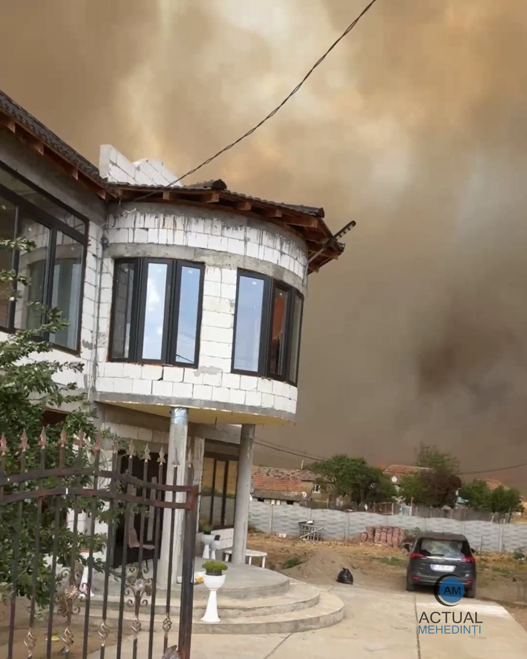 Incendiu violent în Gârla Mare! Flăcările se apropie de case.