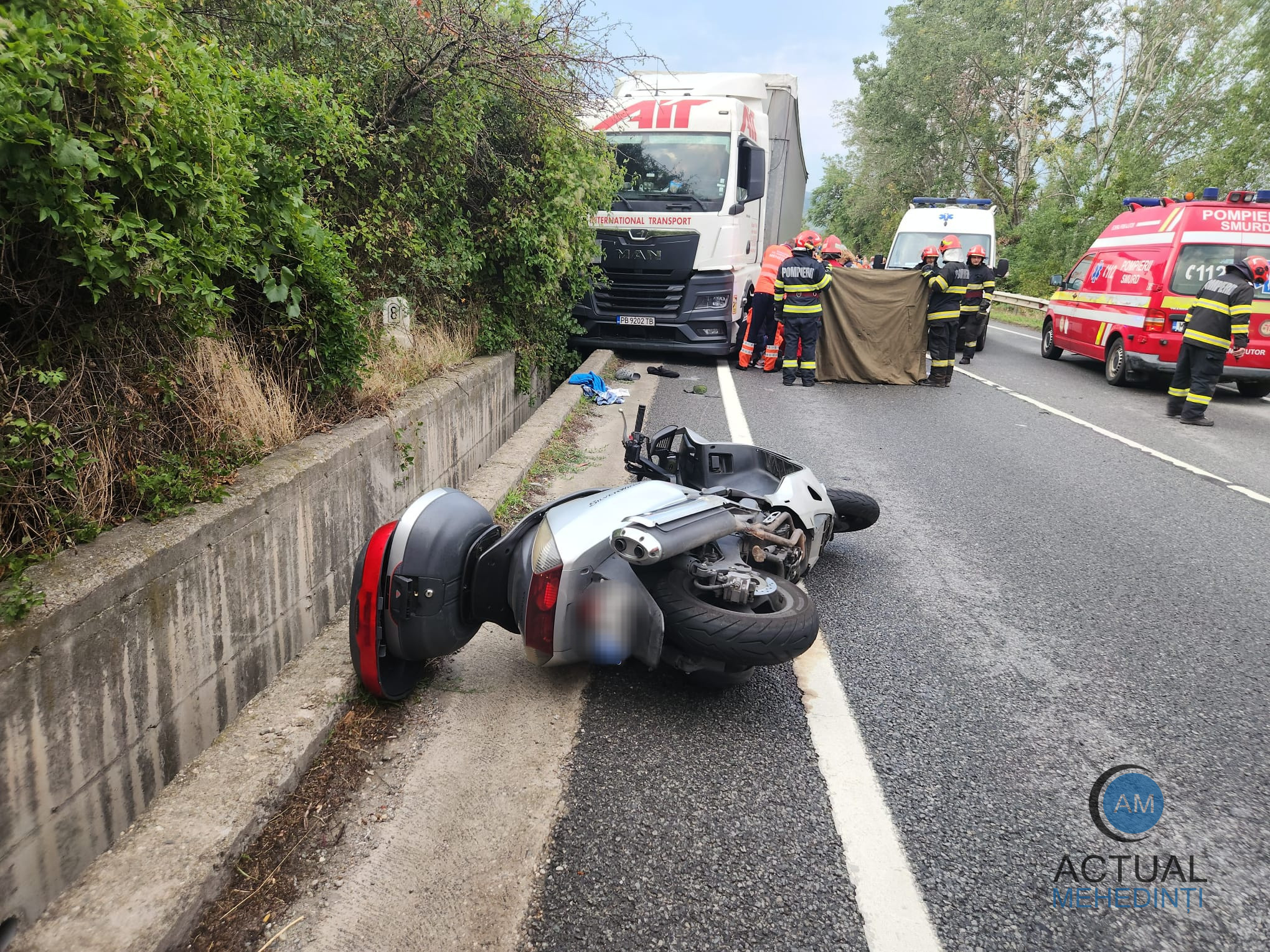 Motociclist în stop cardiac după coliziune cu autotren și autocar pe DN 6! Trafic întrerupt!
