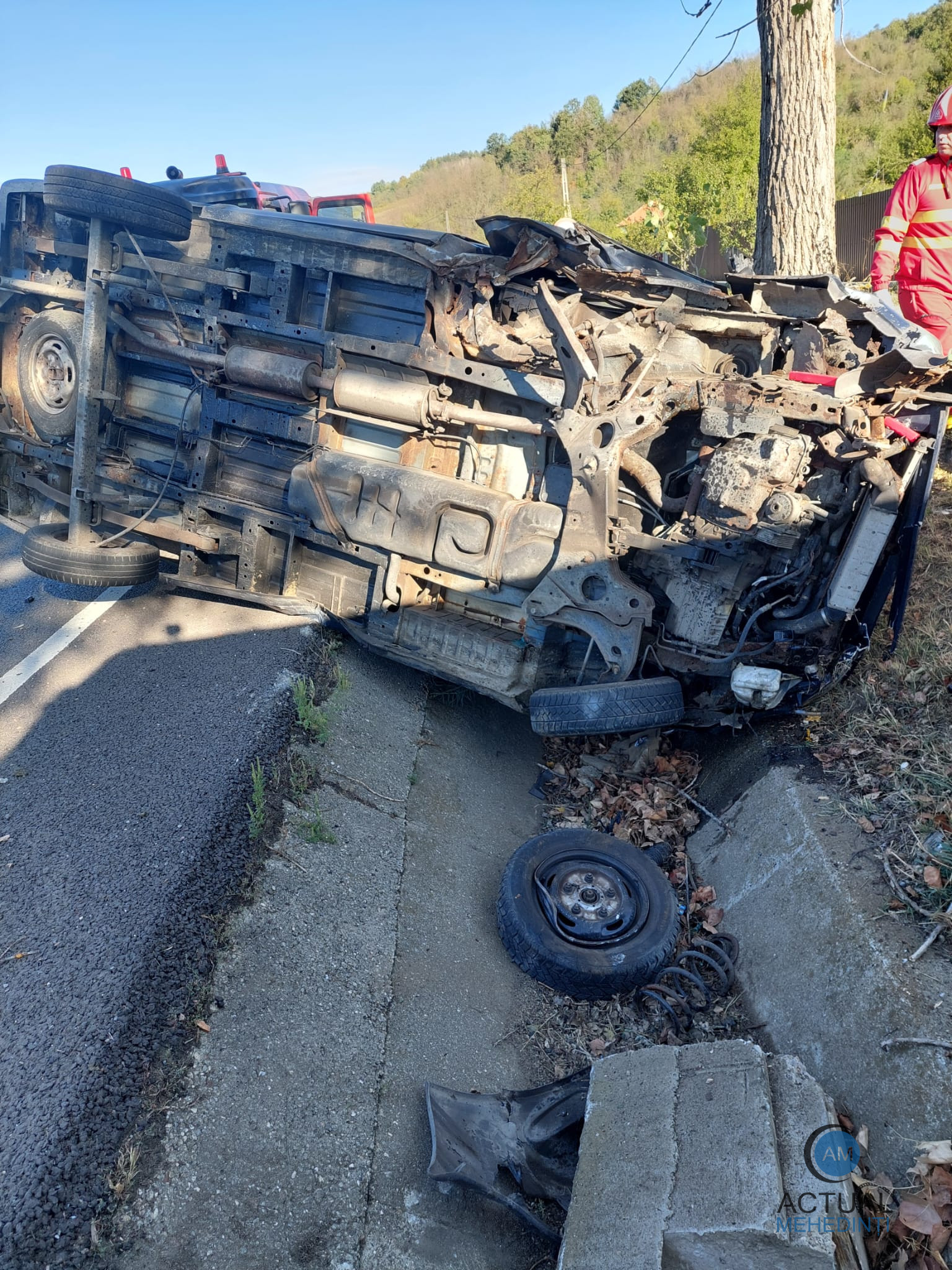 Mașină răsturnată pe DN6 la Prunișor! Trei persoane implicate, fără transport la spital