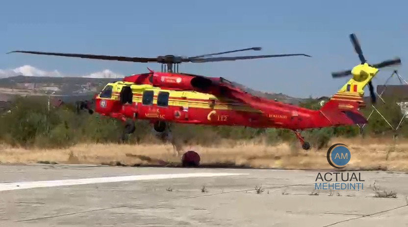 Pădurea din Podeni arde de patru zile Un elicopter intervine în zonă.